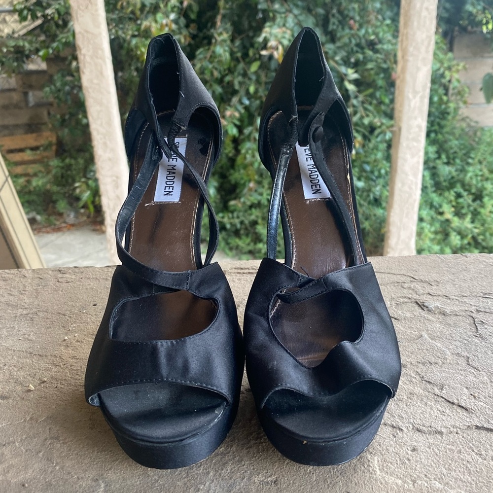 BLACK STRAPPY HEELS